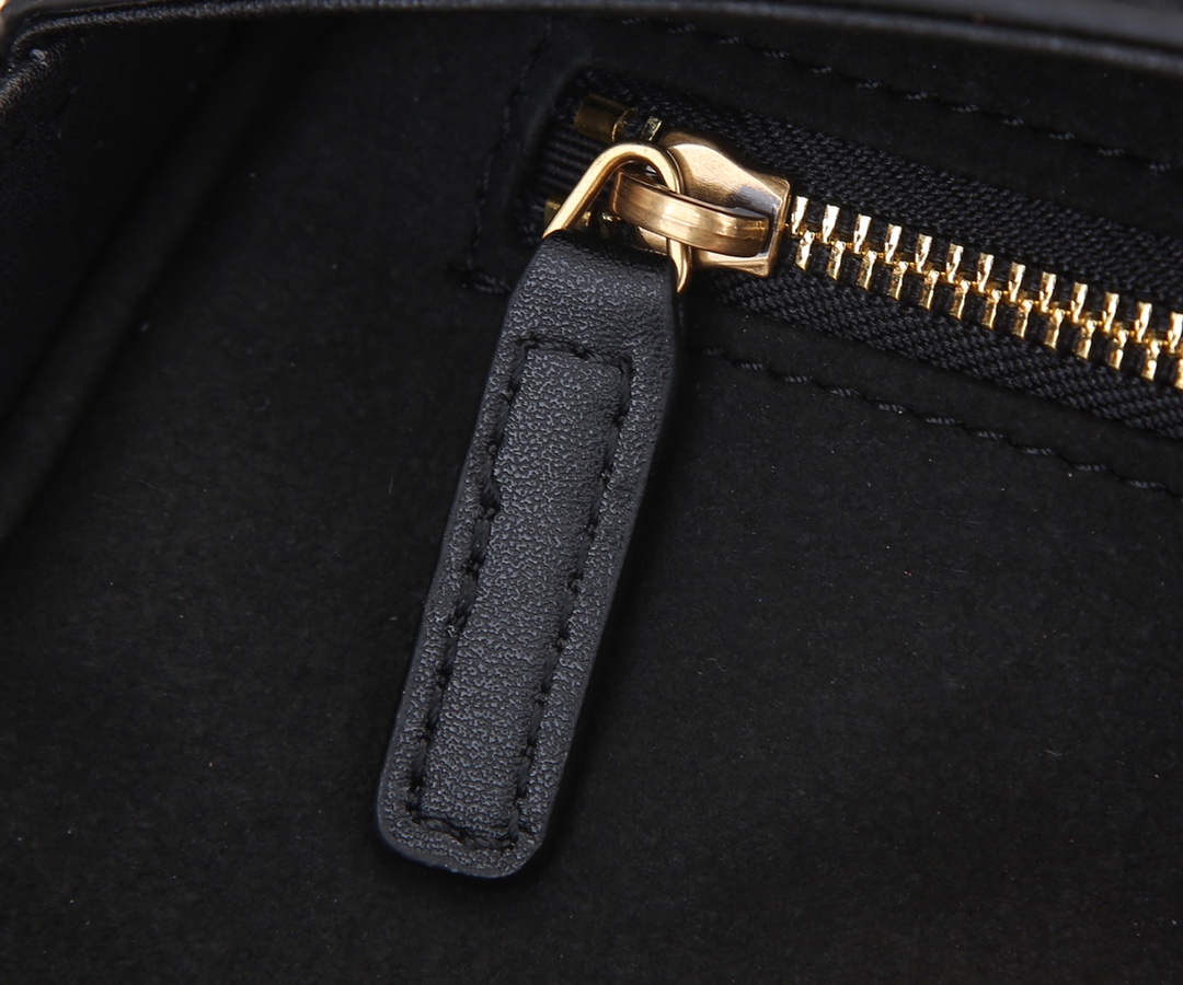 Replica Ysl Le 5 A 7 Hobo Bag In Smooth Leather 2024 - Image 7