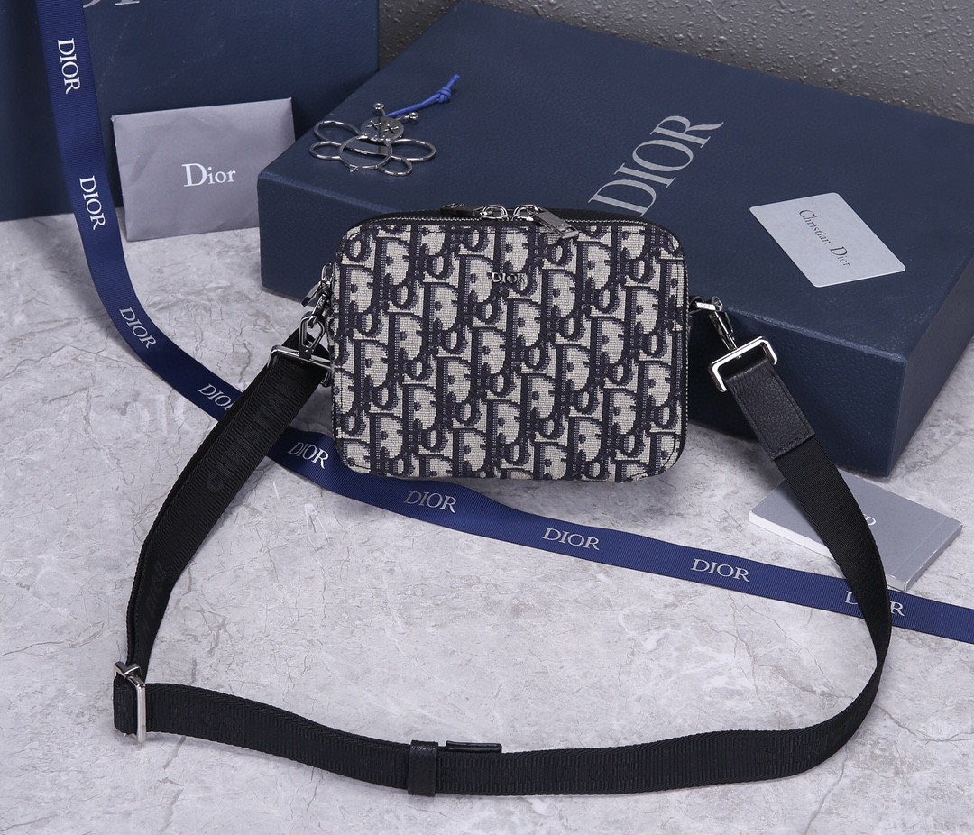 Replica Dior Men’S Pouch With Shoulder Strap - Image 2