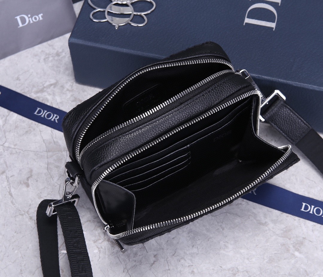 Replica Dior Men’S Pouch With Shoulder Strap - Image 3