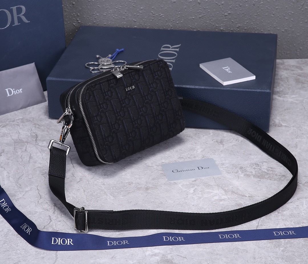 Replica Dior Men’S Pouch With Shoulder Strap - Image 4