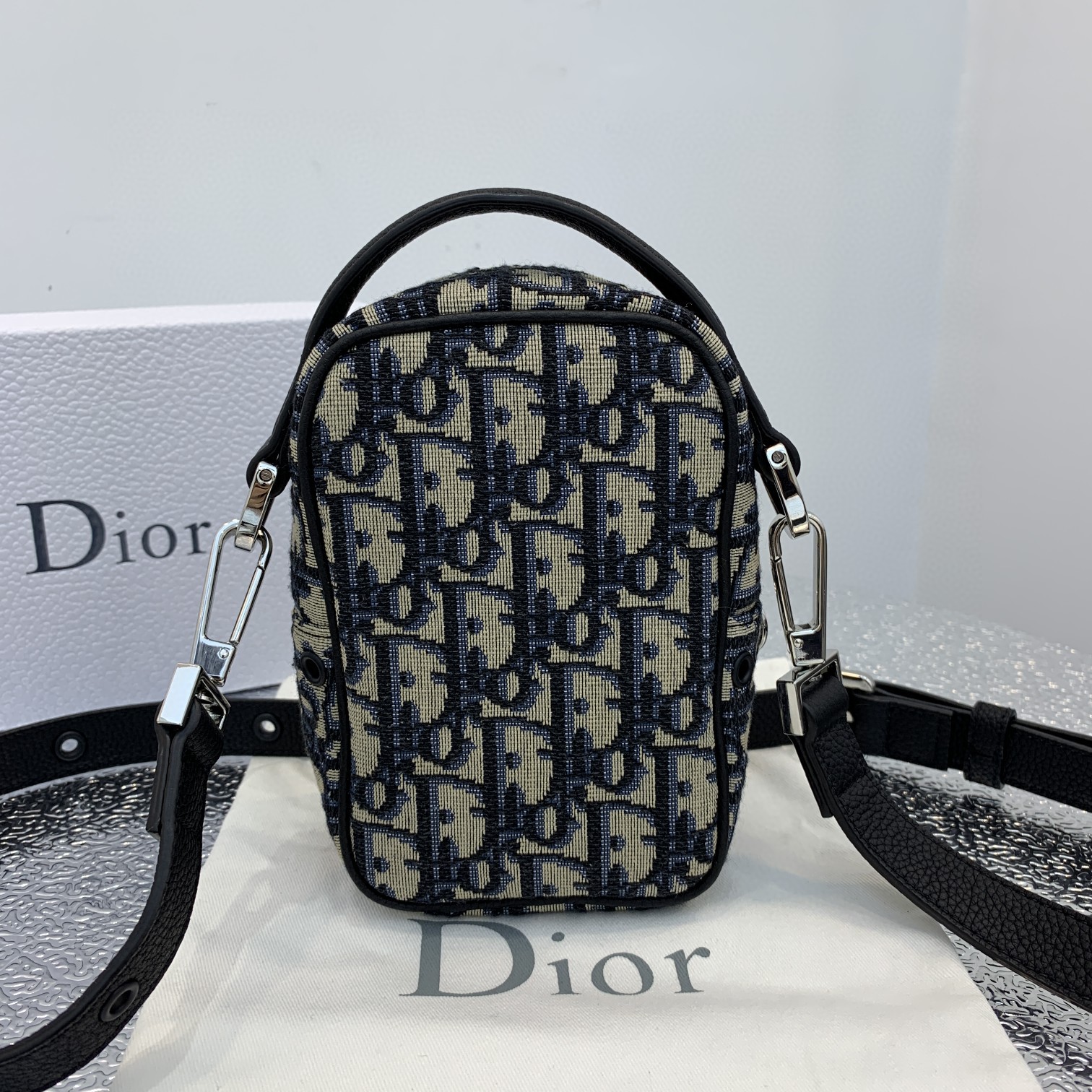 Replica Dior Men’S Pouch Phone Bag - Image 3