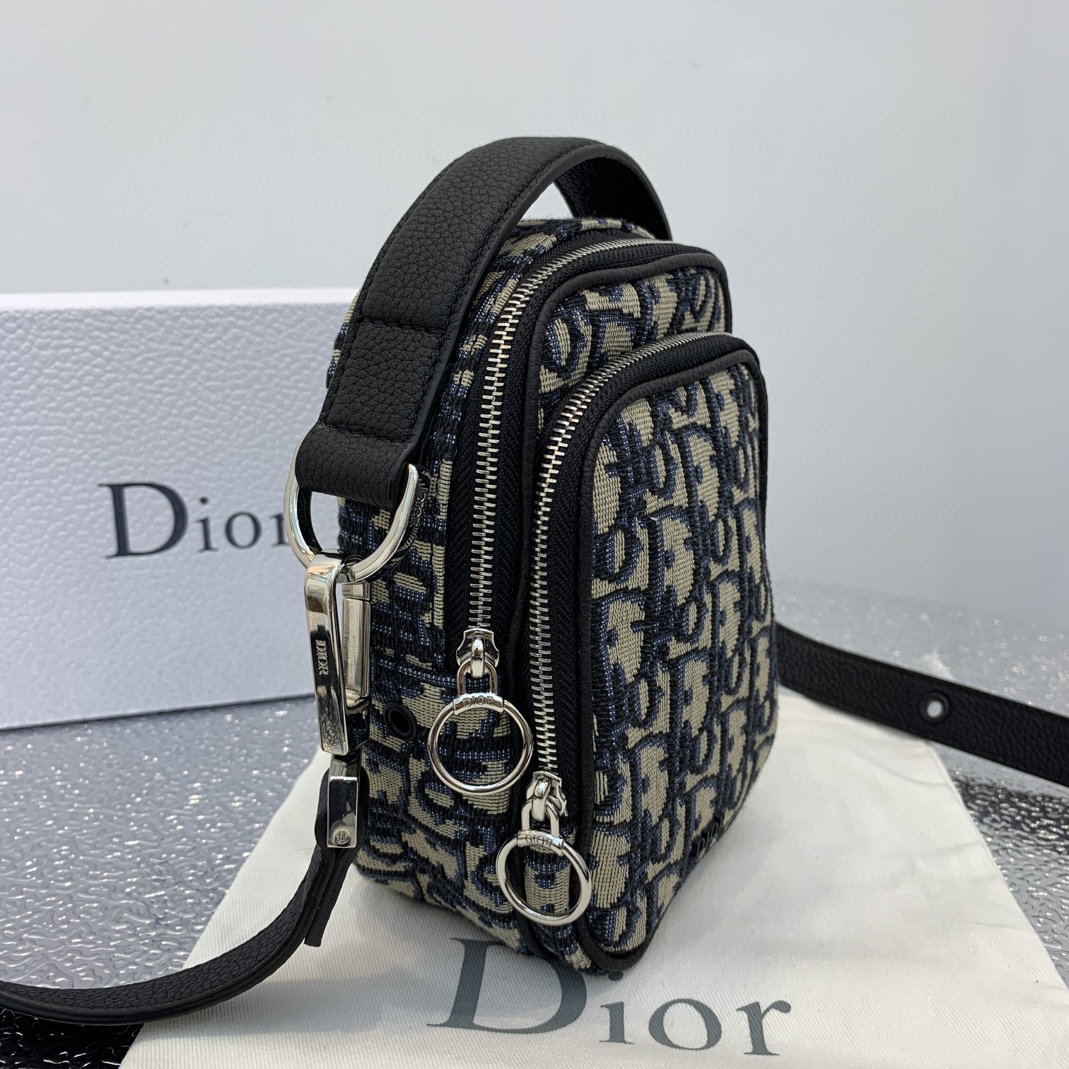 Replica Dior Men’S Pouch Phone Bag - Image 4
