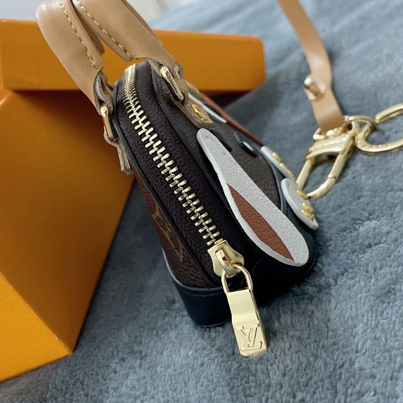 Replica Louis Vuitton Dog Bag Charm Chain Coin Wallet L05 - Image 3