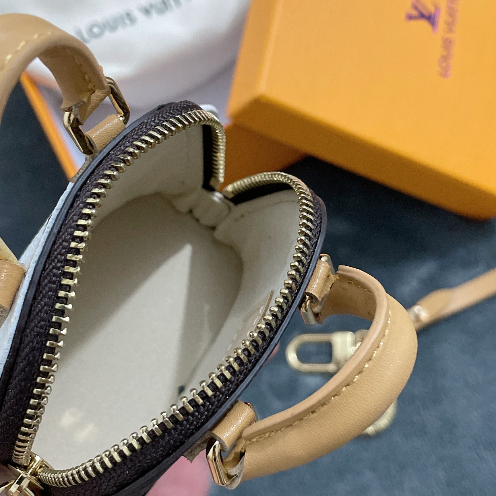 Replica Louis Vuitton Dog Bag Charm Chain Coin Wallet L05 - Image 5
