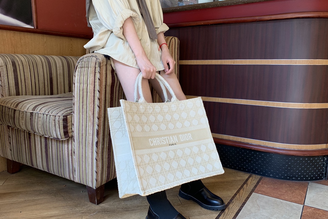 Replica Dior Aaa-Embroidery Book Tote 41.5×35 - Image 6