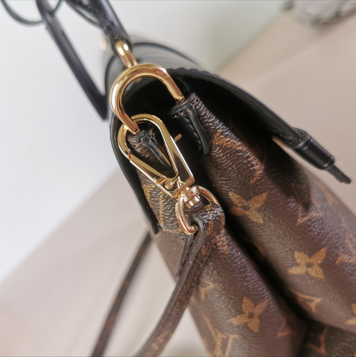 Replica Louis Vuitton One Handle M43125 - Image 8