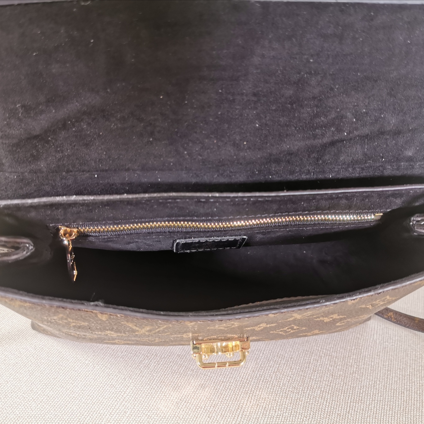 Replica Louis Vuitton One Handle M43125 - Image 3