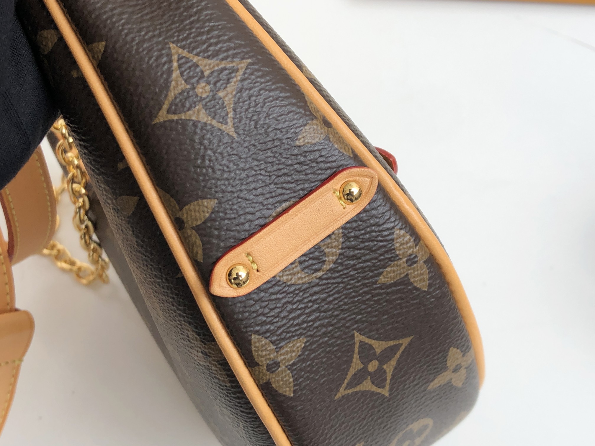 Replica Louis Vuitton Aaa Monogram Loop Handbag - Image 4