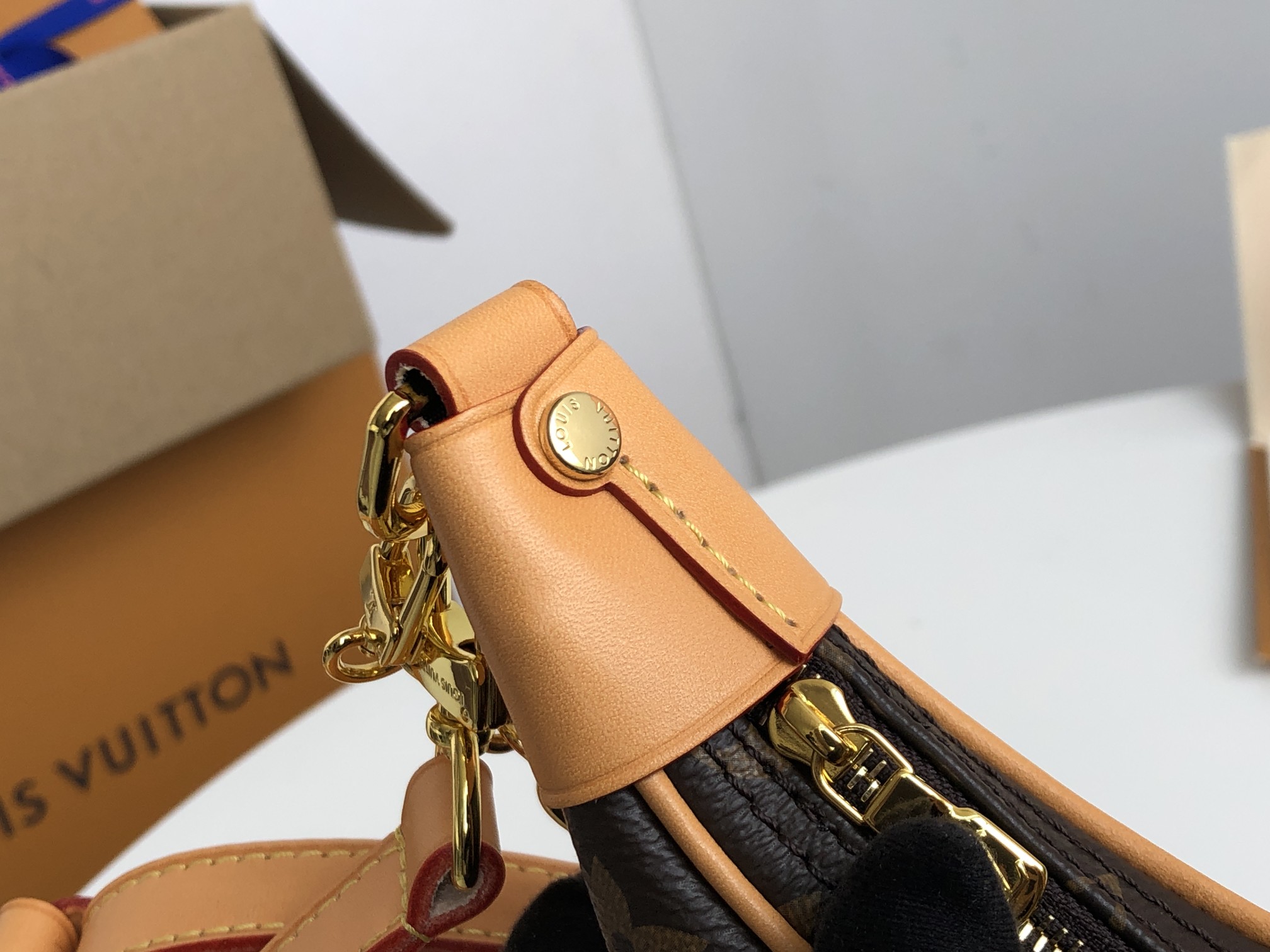 Replica Louis Vuitton Aaa Monogram Loop Handbag - Image 5