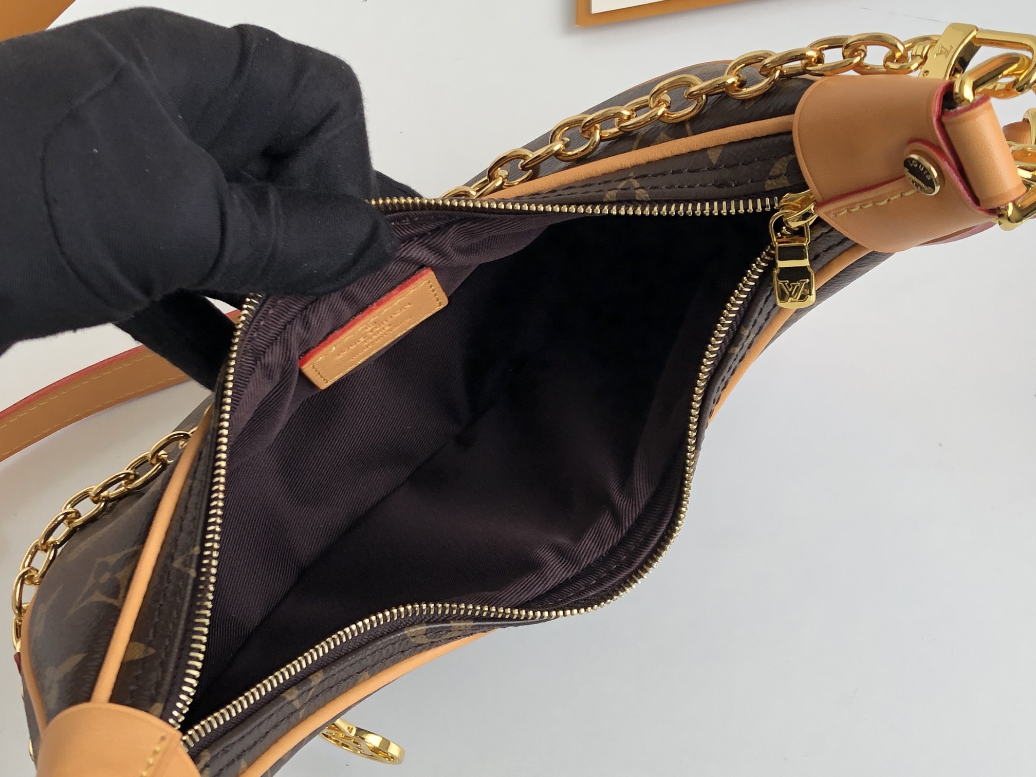 Replica Louis Vuitton Aaa Monogram Loop Handbag - Image 7