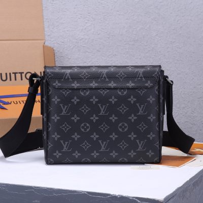 Alternative view of Replica Louis Vuitton District Pm Messenger Bag