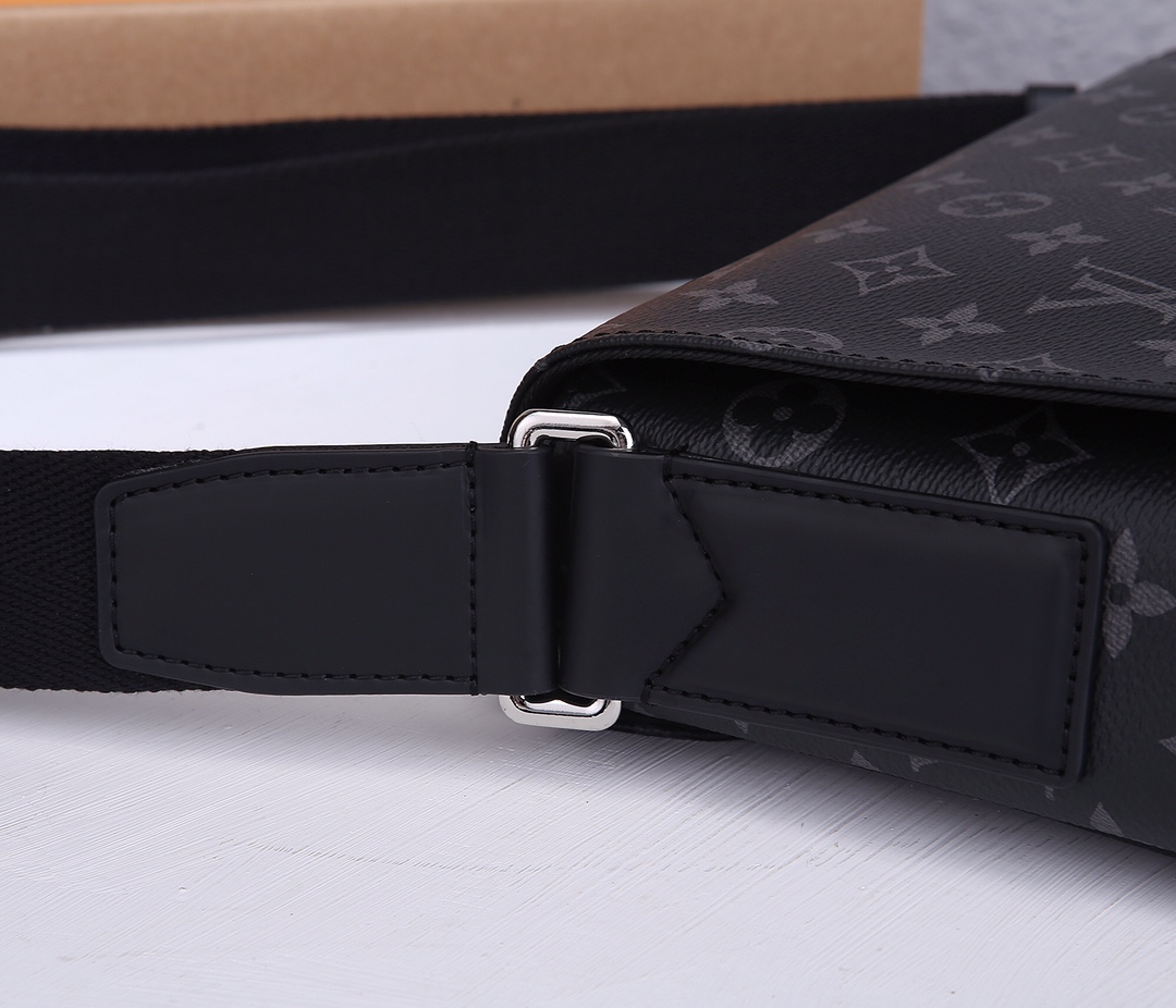 Replica Louis Vuitton District Pm Messenger Bag - Image 4