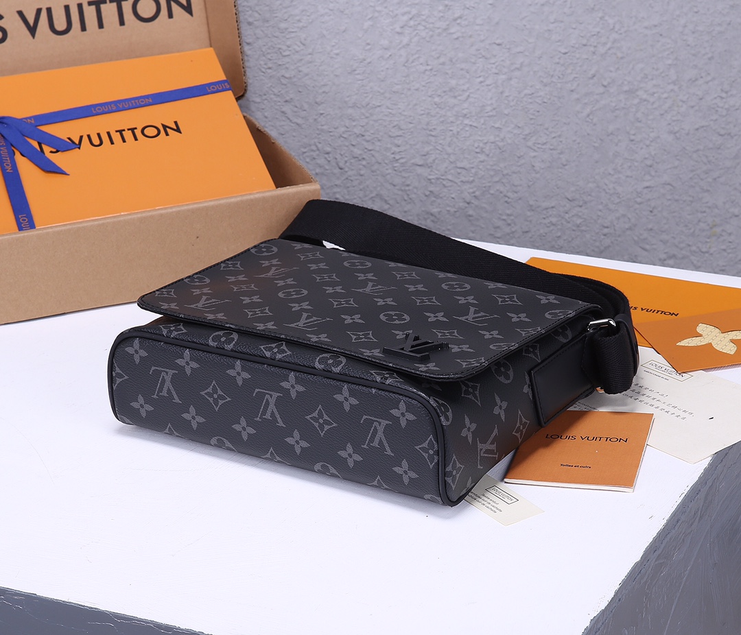 Replica Louis Vuitton District Pm Messenger Bag - Image 6