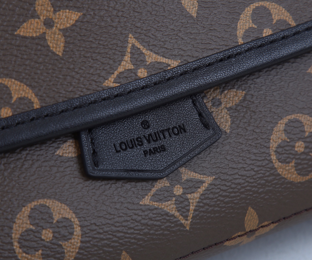 Replica Louis Vuitton Magnetic Messenger Bag Lv - Image 3