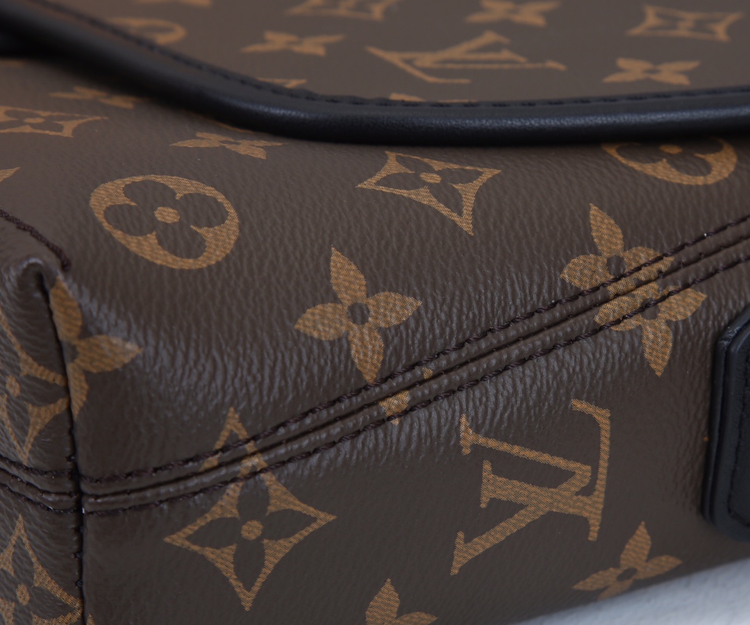Replica Louis Vuitton Magnetic Messenger Bag Lv - Image 5