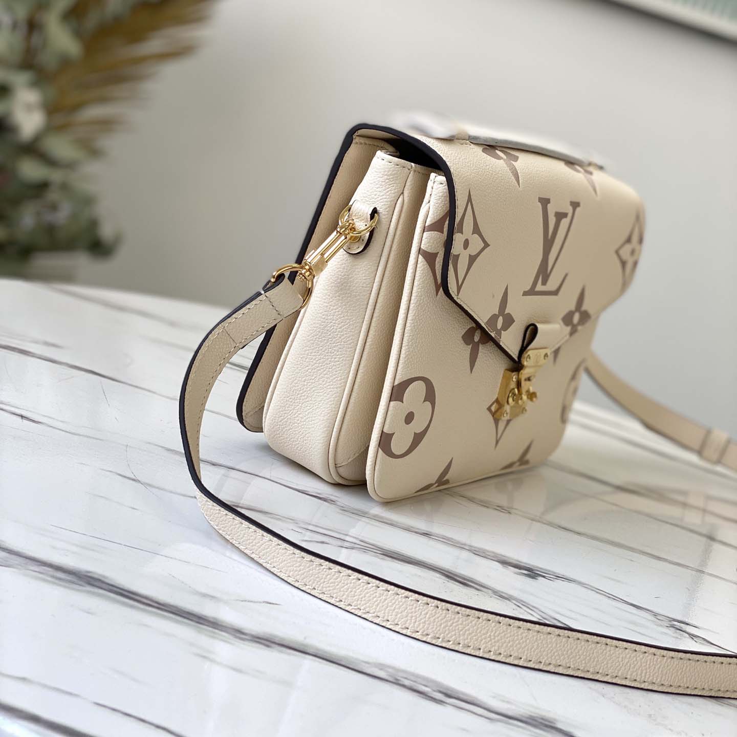 Replica Louis Vuitton Aaa-Pochette Metis Cream - Image 2