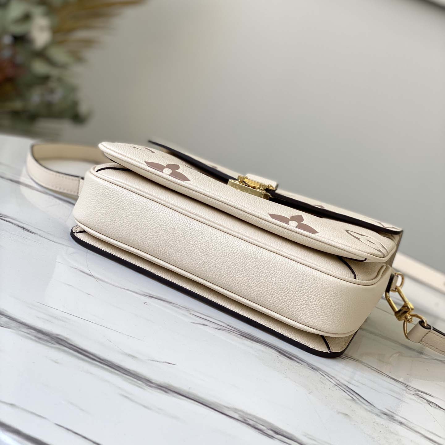 Replica Louis Vuitton Aaa-Pochette Metis Cream - Image 4