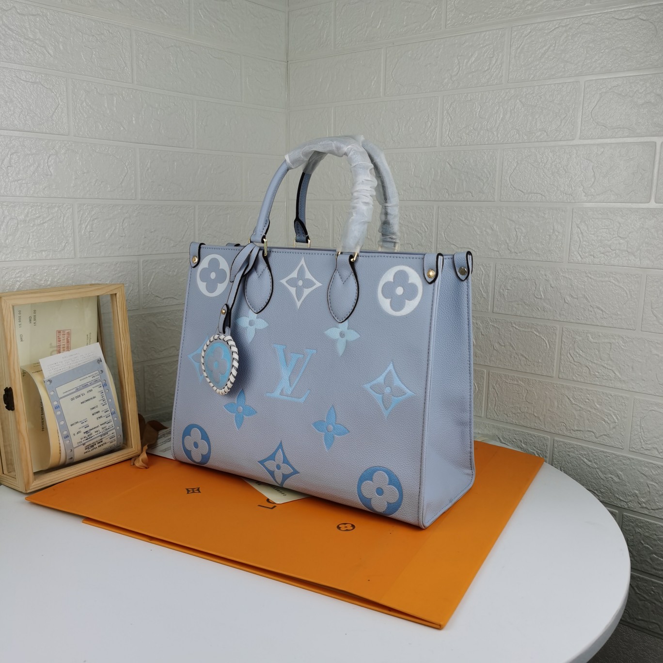 Replica Louis Vuitton By The Pool-Onthego Mm Blue/Beige/Pink - Image 3