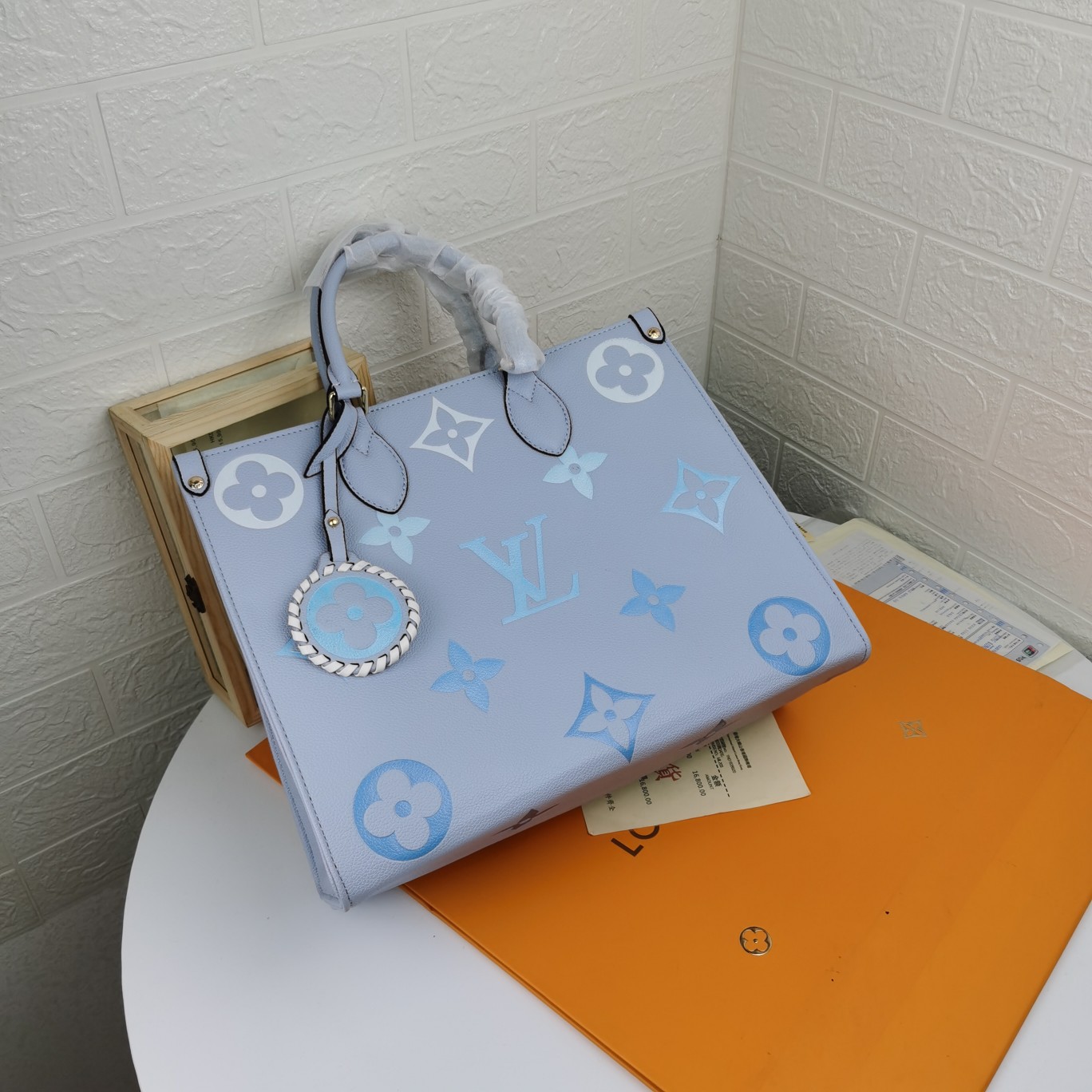 Replica Louis Vuitton By The Pool-Onthego Mm Blue/Beige/Pink - Image 6