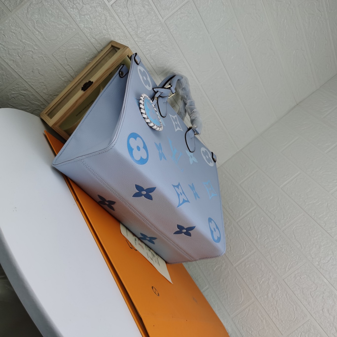 Replica Louis Vuitton By The Pool-Onthego Mm Blue/Beige/Pink - Image 8