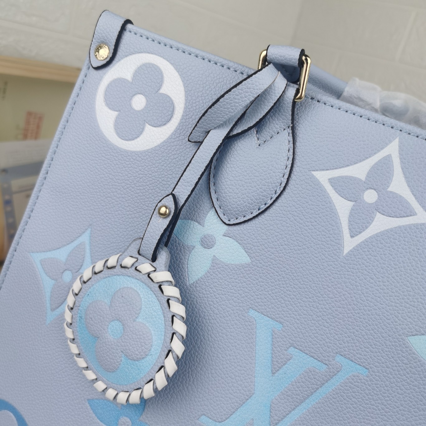 Replica Louis Vuitton By The Pool-Onthego Mm Blue/Beige/Pink - Image 4