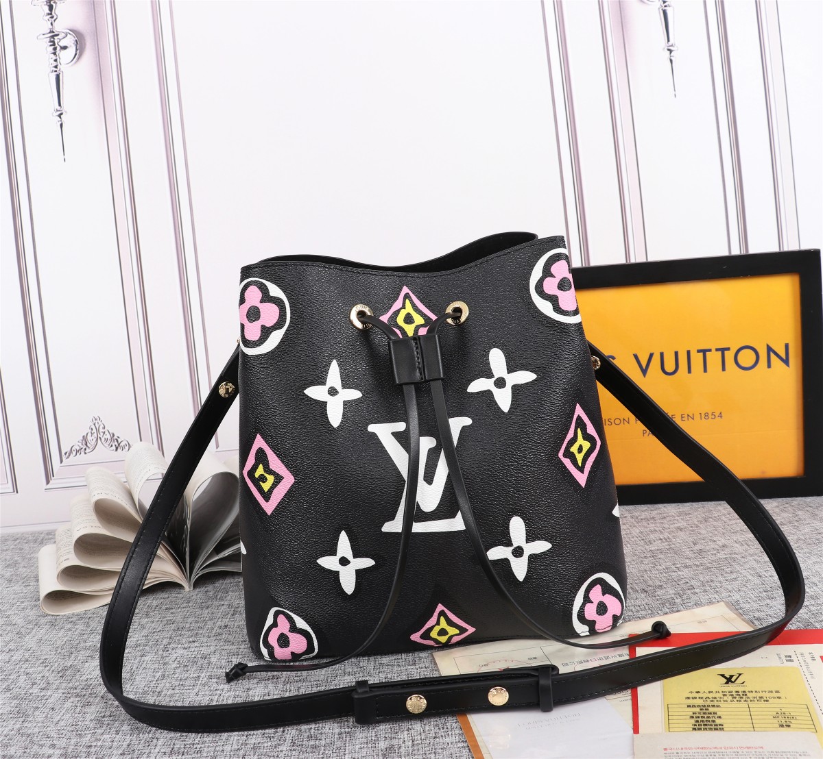 Replica Louis Vuitton Neonoe Mm Bucket Bag Black/White
