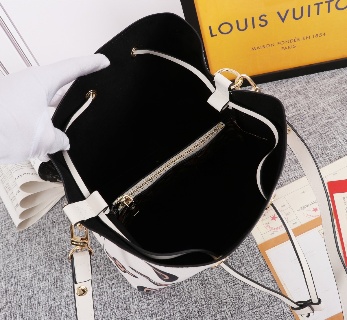 Replica Louis Vuitton Neonoe Mm Bucket Bag Black/White - Image 12