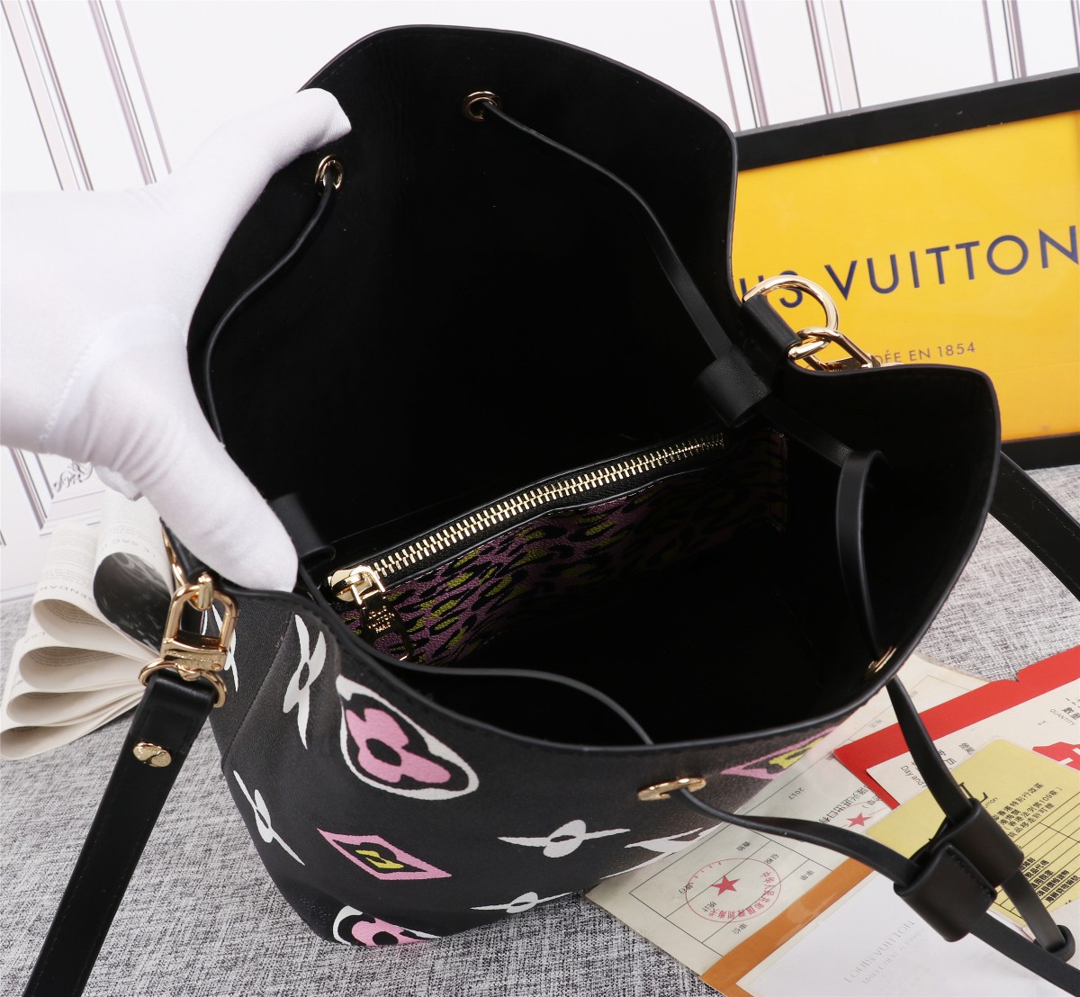 Replica Louis Vuitton Neonoe Mm Bucket Bag Black/White - Image 6