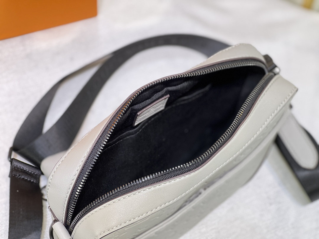 Replica Louis Vuitton Duo Messenger - Image 6