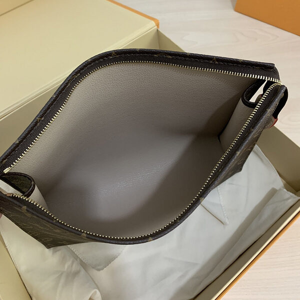 Replica Louis Vuitton Toiletry Pouch 26 M47542 - Image 3