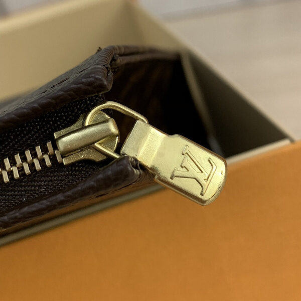 Replica Louis Vuitton Toiletry Pouch 26 M47542 - Image 4