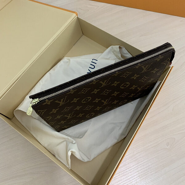Replica Louis Vuitton Toiletry Pouch 26 M47542 - Image 9