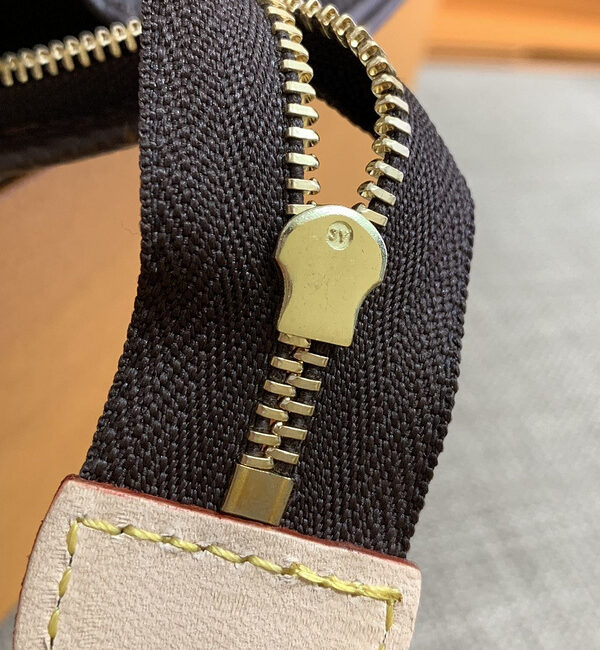 Replica Louis Vuitton Toiletry Pouch 19 M47544 - Image 4