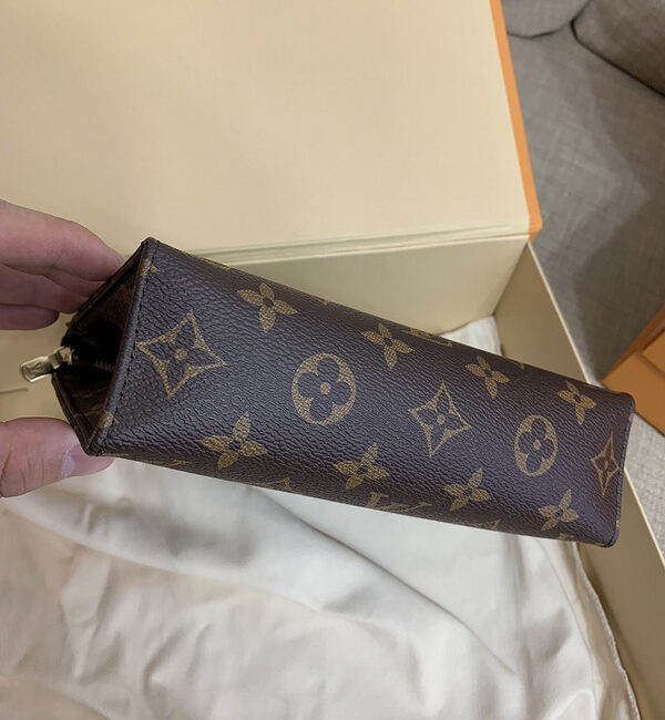 Replica Louis Vuitton Toiletry Pouch 19 M47544 - Image 7