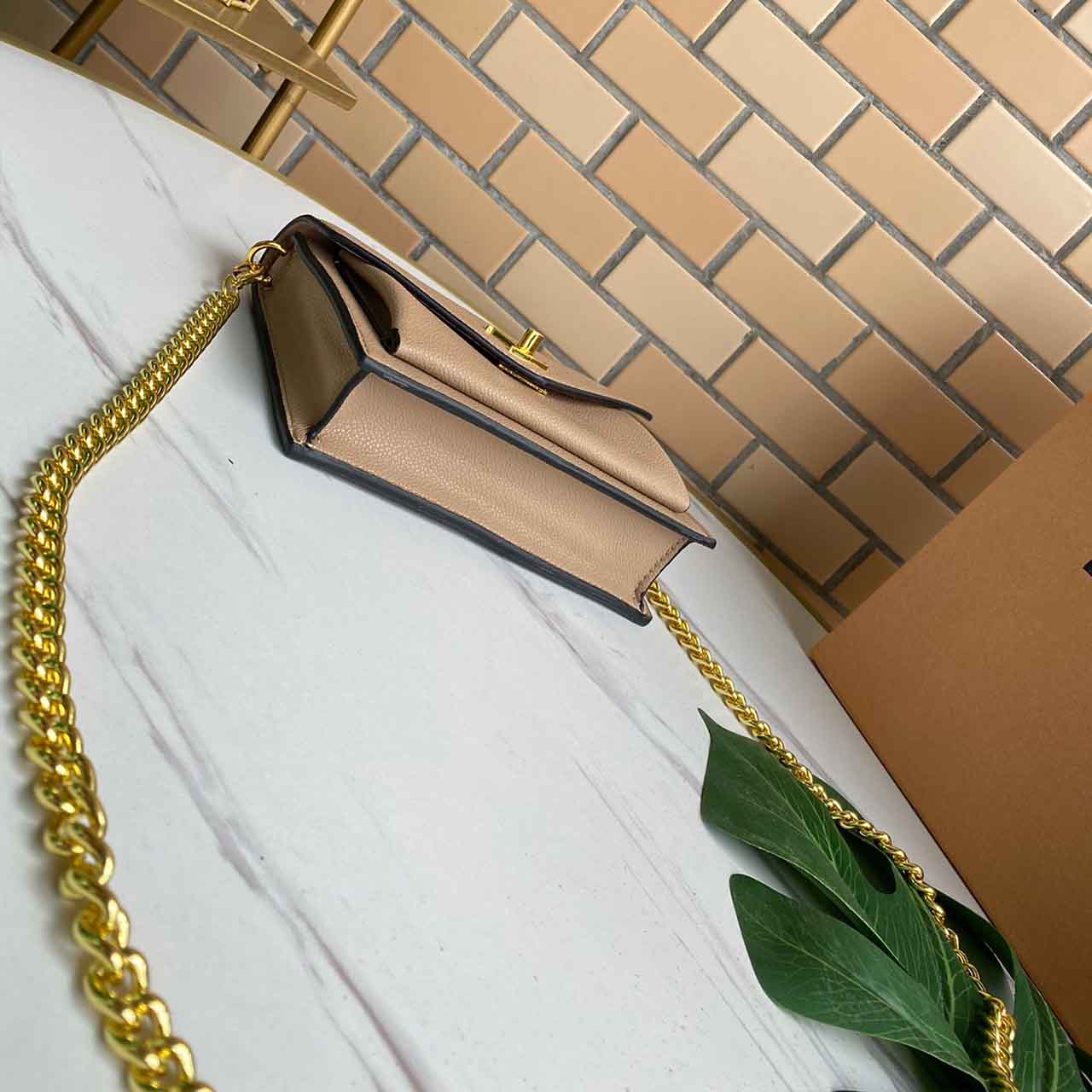 Replica Louis Vuitton Mylockme Chain Bag M56137 Beige/Navy/Pink - Image 6