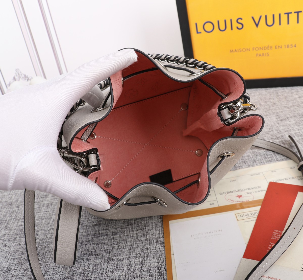 Replica Louis Vuitton Bella Bucket Bag Black/Pink/Grey - Image 9