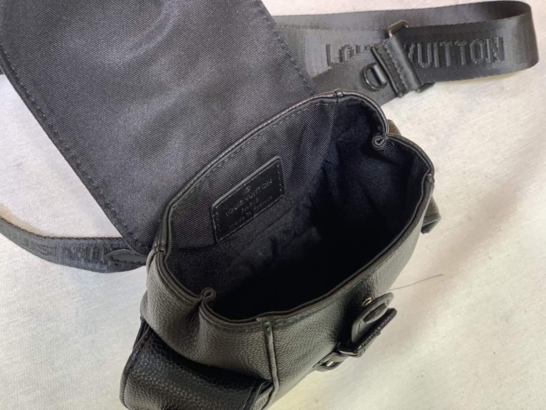 Replica Louis Vuitton Christopher Xs Black/Blue/White - Image 4