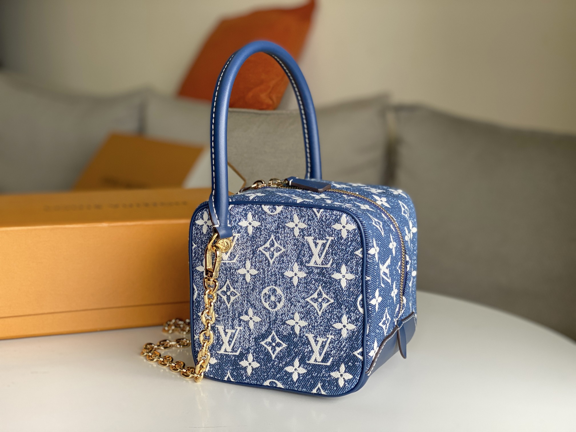 Replica Louis Vuitton Square Bag - Image 3