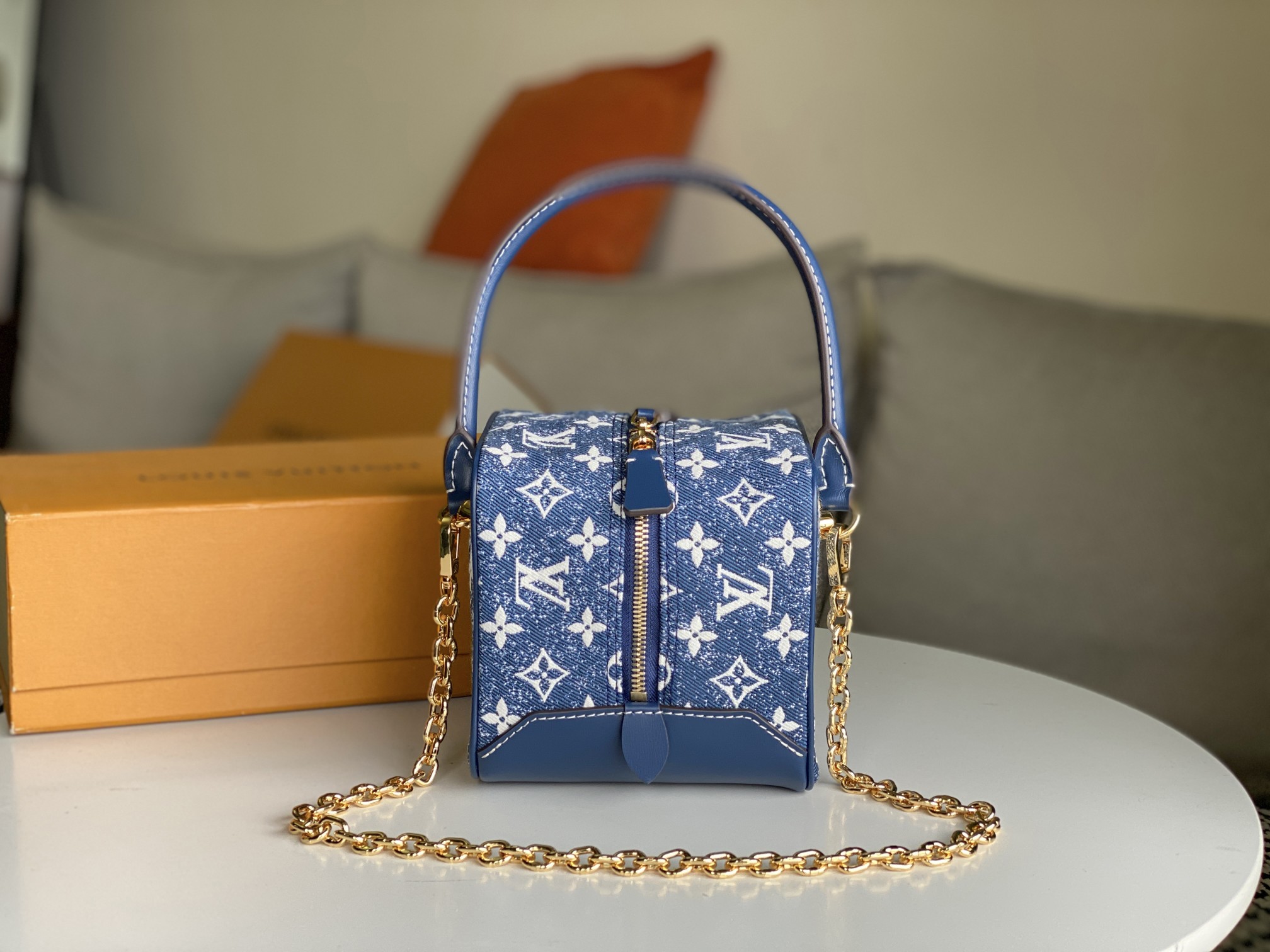 Replica Louis Vuitton Square Bag - Image 4