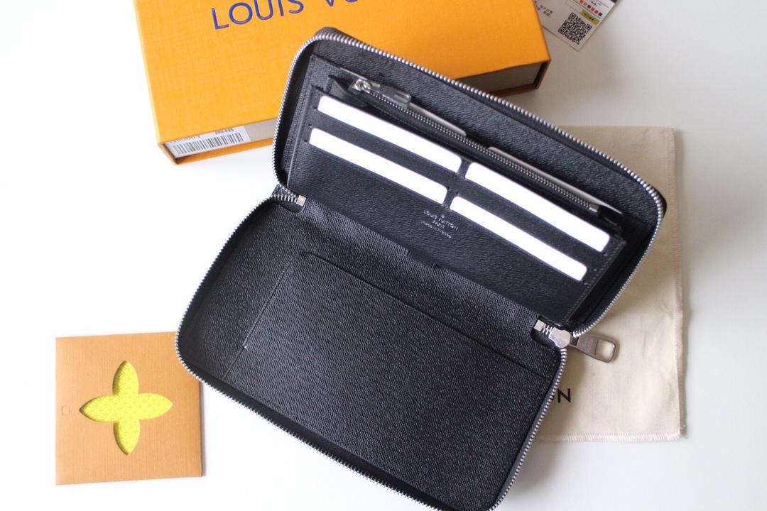 Replica Louis Vuitton Men’S Zippy Organizer - Image 3