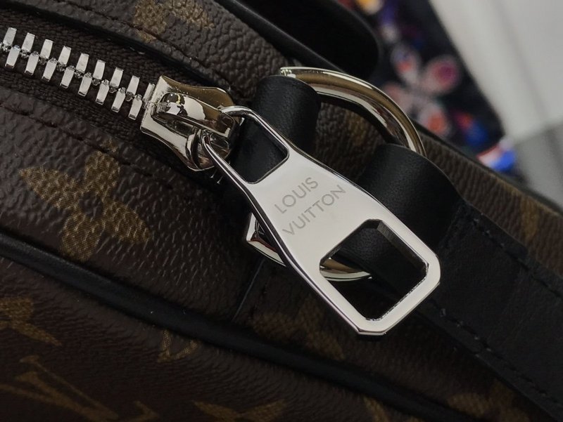 Replica Louis Vuitton Christopher Wearable Wallet M69404 - Image 3