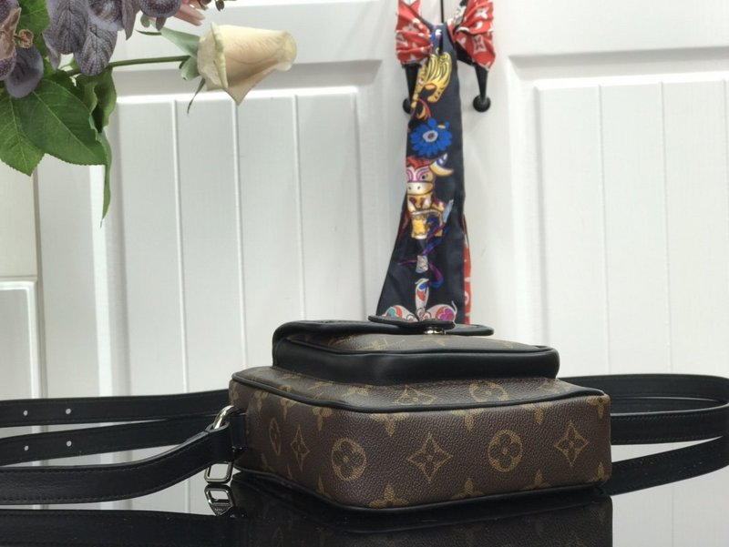 Replica Louis Vuitton Christopher Wearable Wallet M69404 - Image 4