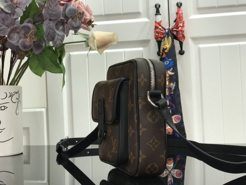 Replica Louis Vuitton Christopher Wearable Wallet M69404 - Image 6