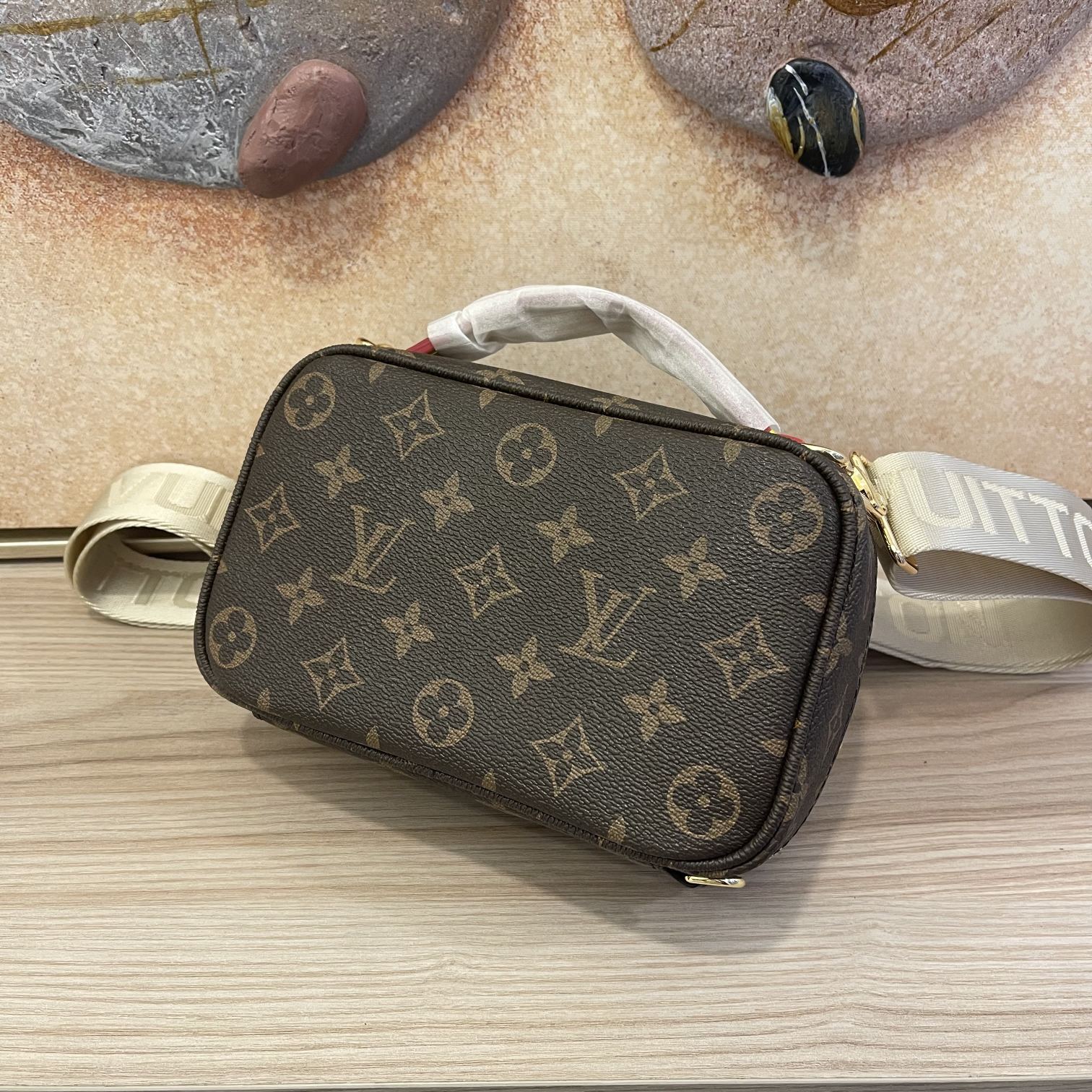 Replica Louis Vuitton The Sporty Utility Crossbody Bag - Image 3