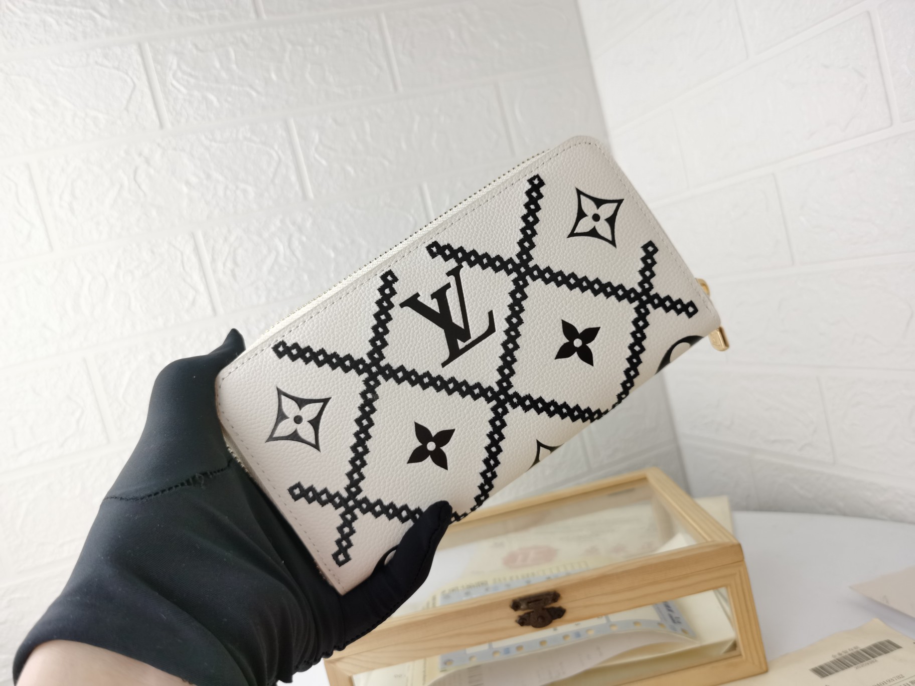 Replica Louis Vuitton Monogram Empreinte Broderies Zippy Wallet M81141 - Image 10