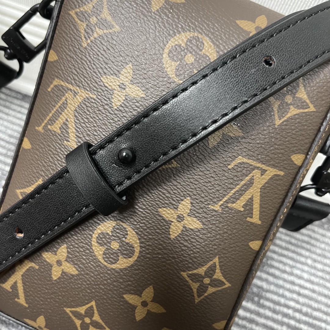 Replica Louis Vuitton S-Lock Vertical Wearable Wallet M81524 - Image 17