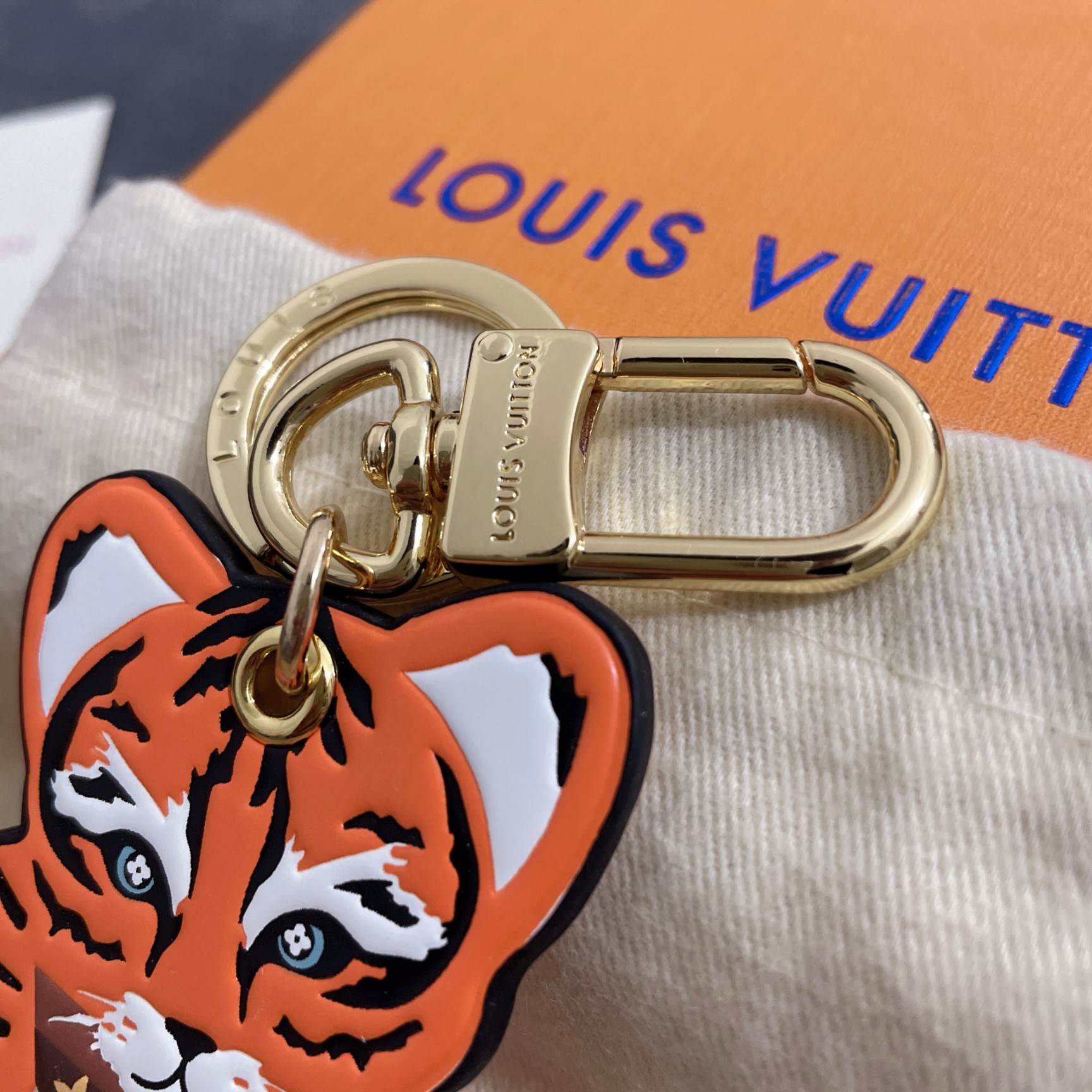 Replica Louis Vuitton Tiger Bag Charm And Key Holder L01 - Image 4