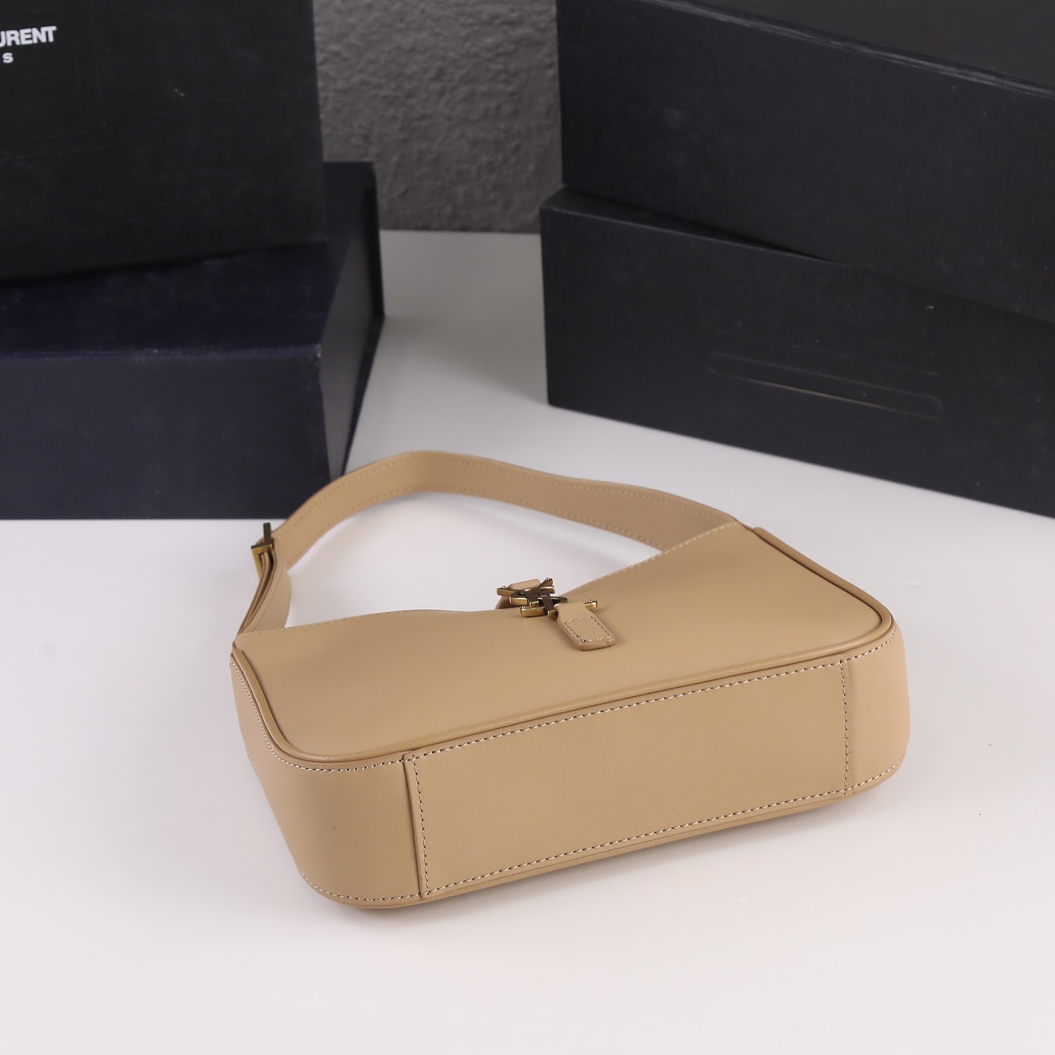 Replica Ysl Le 5 A 7 Hobo Bag In Smooth Leather- 3 Colors - Image 4