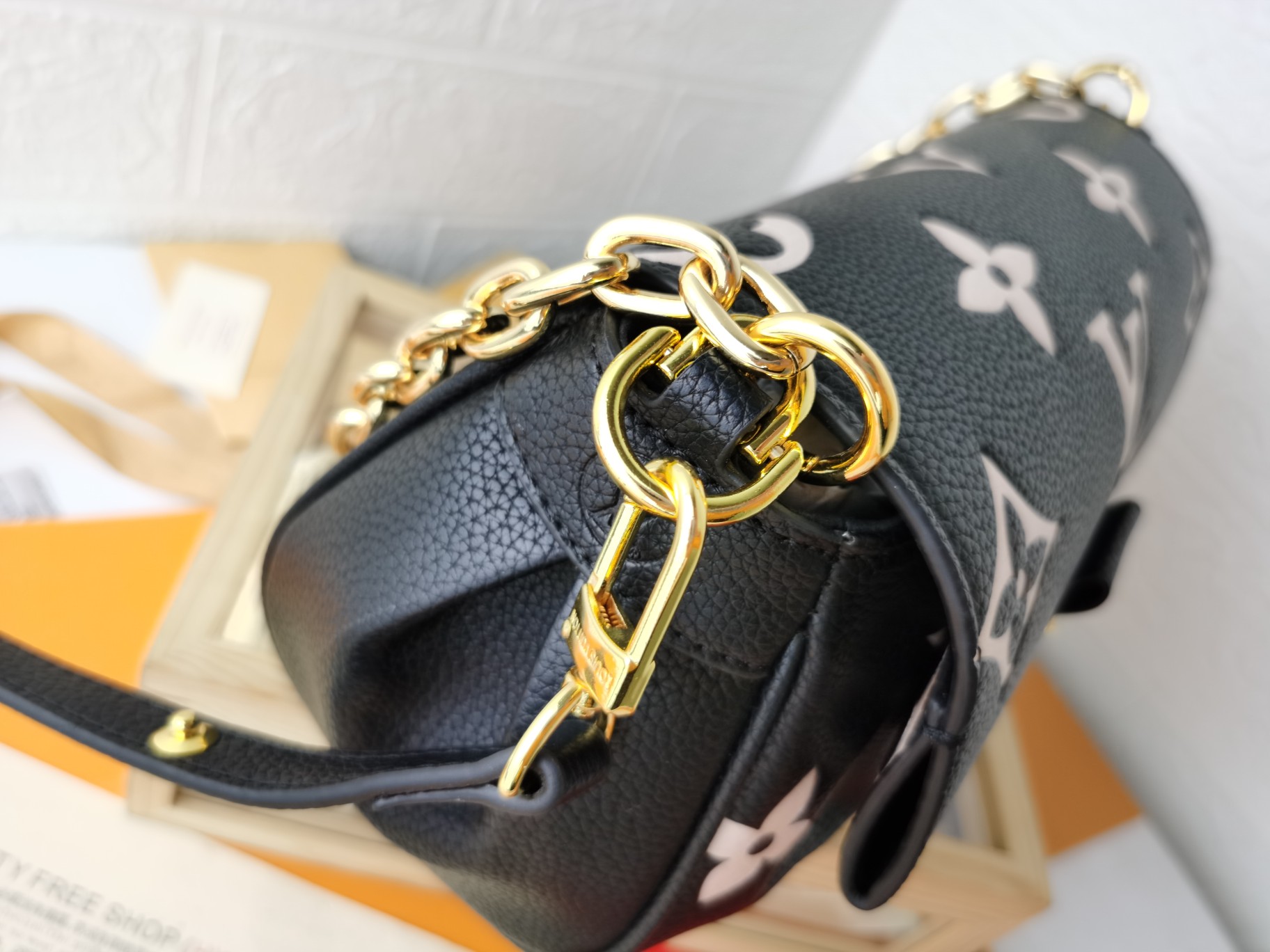 Replica Louis Vuitton Favorite M45813 - Image 18