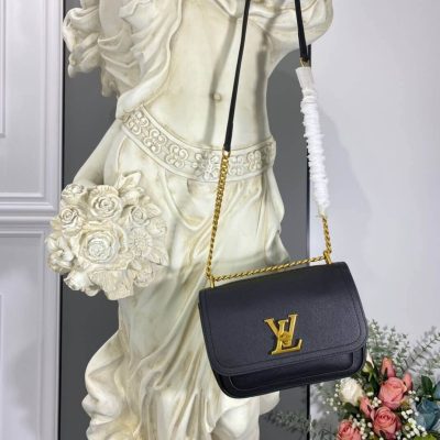 Alternative view of Replica Louis Vuitton Lockme Chain Pm M57073